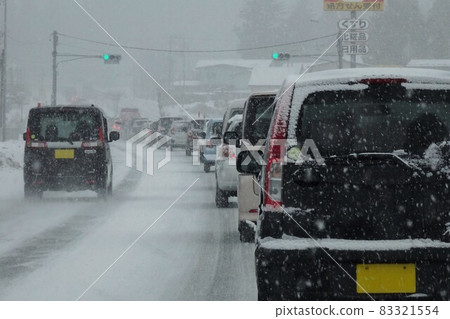 交通圖像：積雪道路上的擁堵 83321554