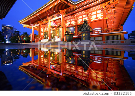 颱風過境時的淺草寺正殿,大燈籠 颱風過境時的淺草寺正殿,大燈籠 83322195