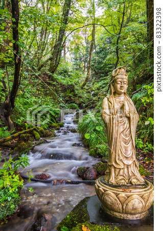 青森縣白神山的沸水池清水 83322398