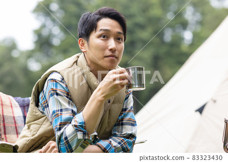 享受露營的年輕人 83323430