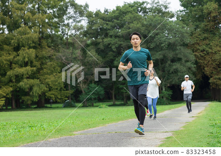 Young people running 83323458