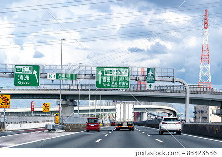 愛知縣飛島村 在飛島路口行駛的卡車和客車 愛知縣飛島村 在飛島路口行駛的卡車和客車 83323536