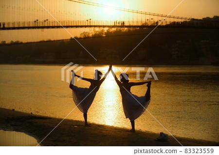 Silhouette woman doing yoga 83323559