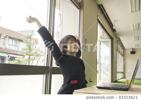 遠程工作者 操作個人電腦的女性 83323621