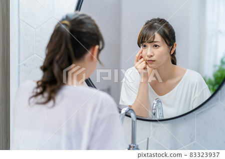 遭受眼睛問題的婦女 遭受眼睛問題的婦女 83323937