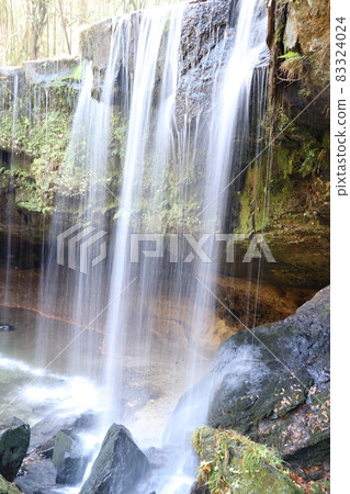 Nabegataki Falls in late autumn Nabegataki Falls in late autumn 83324024