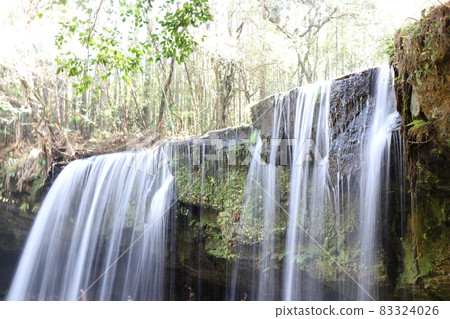 Nabegataki Falls in late autumn Nabegataki Falls in late autumn 83324026