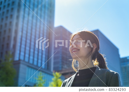 A young woman walking in Tokyo Marunouchi 83324293
