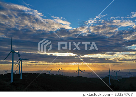 【青山高原的風力發電（傍晚）】三重縣伊賀市勝地市 83324707