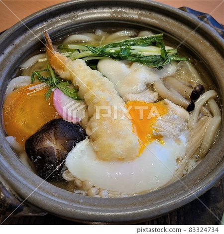 食材豐富的鍋燒烏冬面 食材豐富的鍋燒烏冬面 83324734