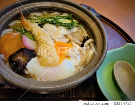 食材豐富的鍋燒烏冬面 食材豐富的鍋燒烏冬面 83324735