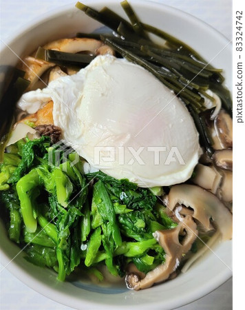 食材豐富、食物飆升的鍋燒烏冬面 食材豐富、食物飆升的鍋燒烏冬面 83324742