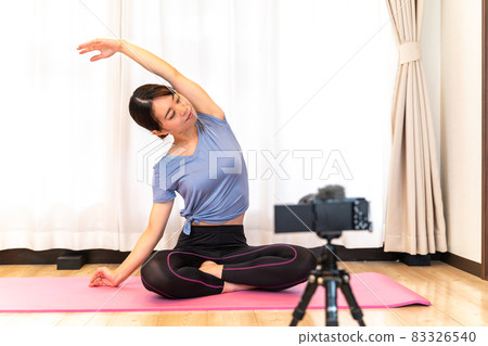 A woman delivering yoga videos at home 83326540