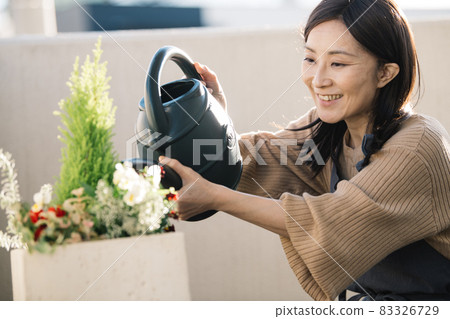 中年婦女享受集體種植和照顧花卉的樂趣 83326729