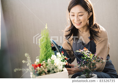 Middle-aged women enjoying group planting and taking care of flowers Middle-aged women enjoying group planting and taking care of flowers 83326735