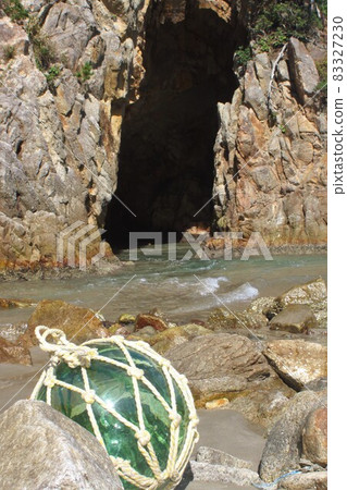 Floating balls that have drifted to the shore, glass reefs, rocks, caves, waves, nature, sandy beaches 83327230