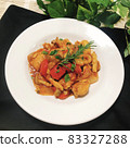 雞 cacciatore 和白盤 83327288