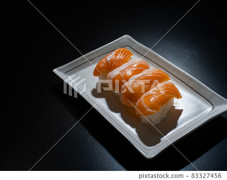 [Sushi] Salmon sushi that looks high-class 83327456