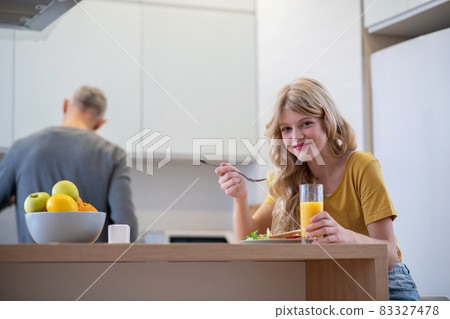 Dad making breakfast for his daughter 83327478