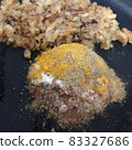 炒洋蔥和香料 83327686
