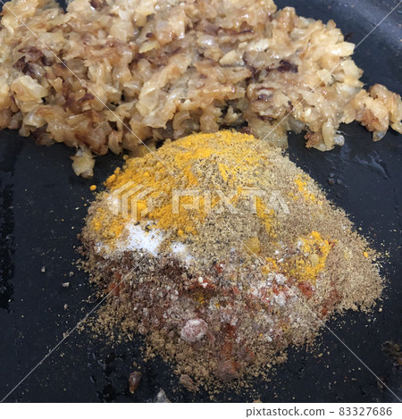 炒洋蔥和香料 炒洋蔥和香料 83327686