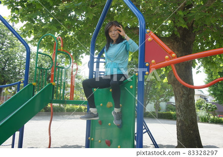 Healthy tall woman bouldering Healthy tall woman bouldering 83328297