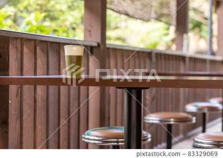露台座位和當地啤酒 桌子上放著當地啤酒 83329069