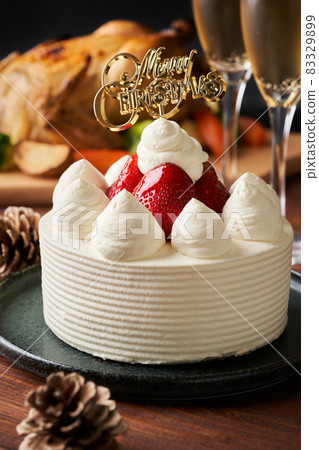 Christmas cake and roasted chicken 83329899