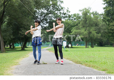 享受跑步的可愛女人 享受跑步的可愛女人 83330176
