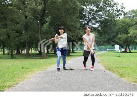 享受跑步的可愛女人 享受跑步的可愛女人 83330178