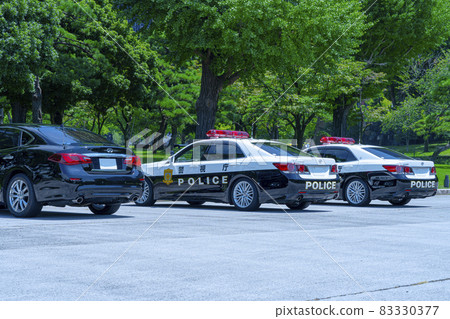 巡邏車(警車)警務人員上車並巡邏的汽車 巡邏車(警車)警務人員上車並巡邏的汽車 83330377