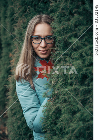 Beautiful autumn woman 83332148
