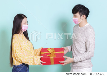 Happy young couple medical masks Christmas Happy young couple medical masks Christmas 83332372