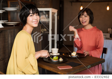 Two women eating cake at a cafe "Western confectionery store sentiment" Two women eating cake at a cafe "Western confectionery store sentiment" 83332402