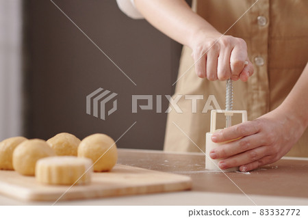 Woman Making Delicious Mooncakes Woman Making Delicious Mooncakes 83332772