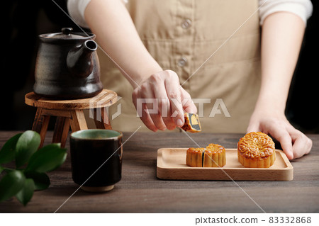 Woman Cutting Tea with Black Sesame Filling Woman Cutting Tea with Black Sesame Filling 83332868