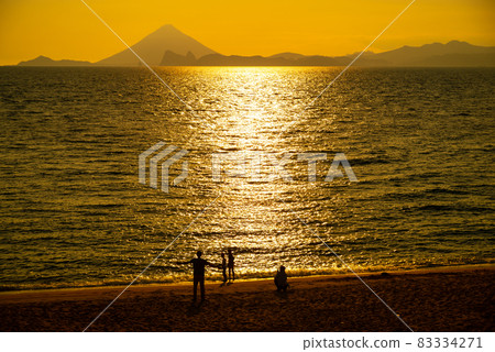 一家人在被夕陽染紅的沙灘上玩耍 83334271