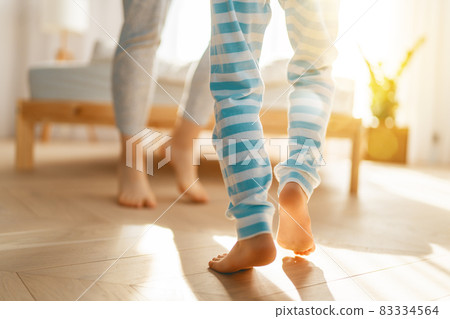 Mom and her daughter are dancing. 83334564