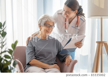 patient listening to a doctor patient listening to a doctor 83335002