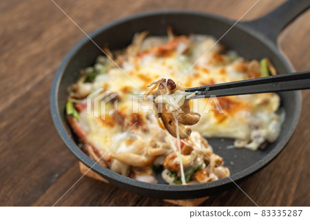 Mushroom and bacon rice cake pizza 83335287