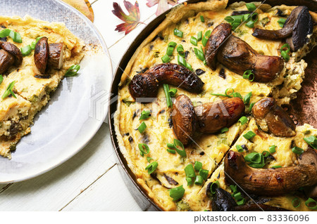Delicious pie with forest mushrooms 83336096