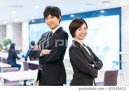 在辦公室工作良好的商務人士 在辦公室工作良好的商務人士 83338412