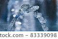 Splashes that draw an arc 83339098