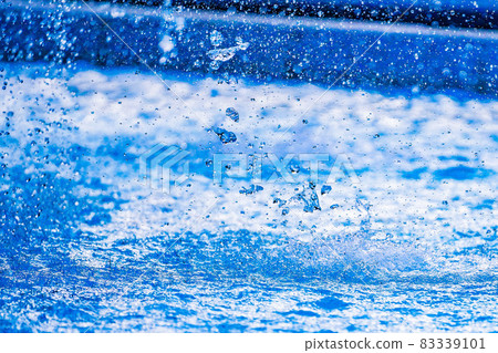 Water droplets and splashes falling on the surface of the water Water droplets and splashes falling on the surface of the water 83339101