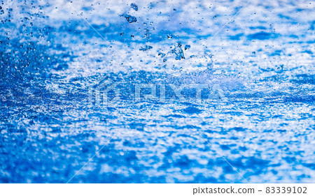 Water droplets and splashes falling on the surface of the water 83339102