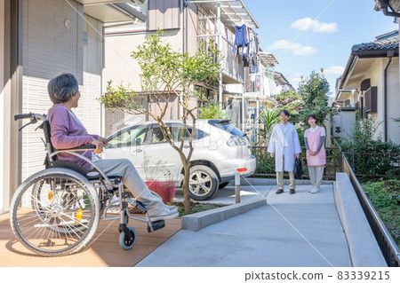 探視醫療:一位坐在輪椅上的老婦歡迎老師和護士 探視醫療:一位坐在輪椅上的老婦歡迎老師和護士 83339215
