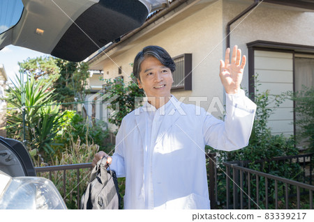 家訪醫療:醫生從車裡拿出包來擺手 家訪醫療:醫生從車裡拿出包來擺手 83339217