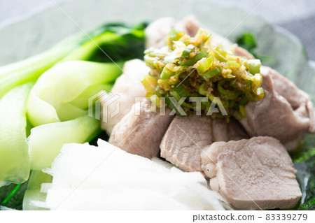 As a health-oriented diet menu, a hot-boiled pork menu that can take protein well 83339279