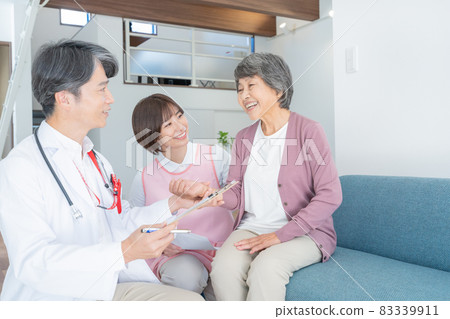 Visiting medical care: An elderly woman who has a doctor measure her pulse Visiting medical care: An elderly woman who has a doctor measure her pulse 83339911