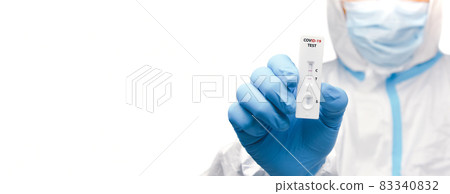 The hand of a medical professional displaying a positive covid-19 test result, horizontal copy space 83340832